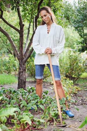 Frau bei Gartenarbeit mit Wiedehopfhacke